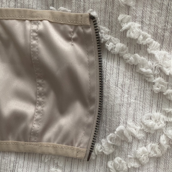 Selling girlfriends old clothes she no longer wants. - Picture 4 of 5